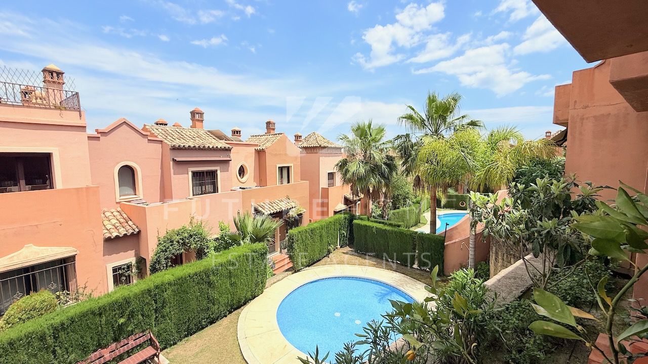 https://www.futurehomesspain.com/en-286-00712P_town+house-azata+golf-estepona.html