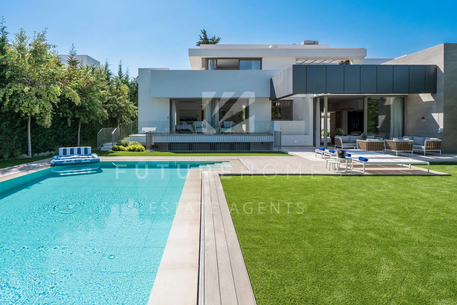 Fantastica villa moderna en venta en El Paraiso, Estepona