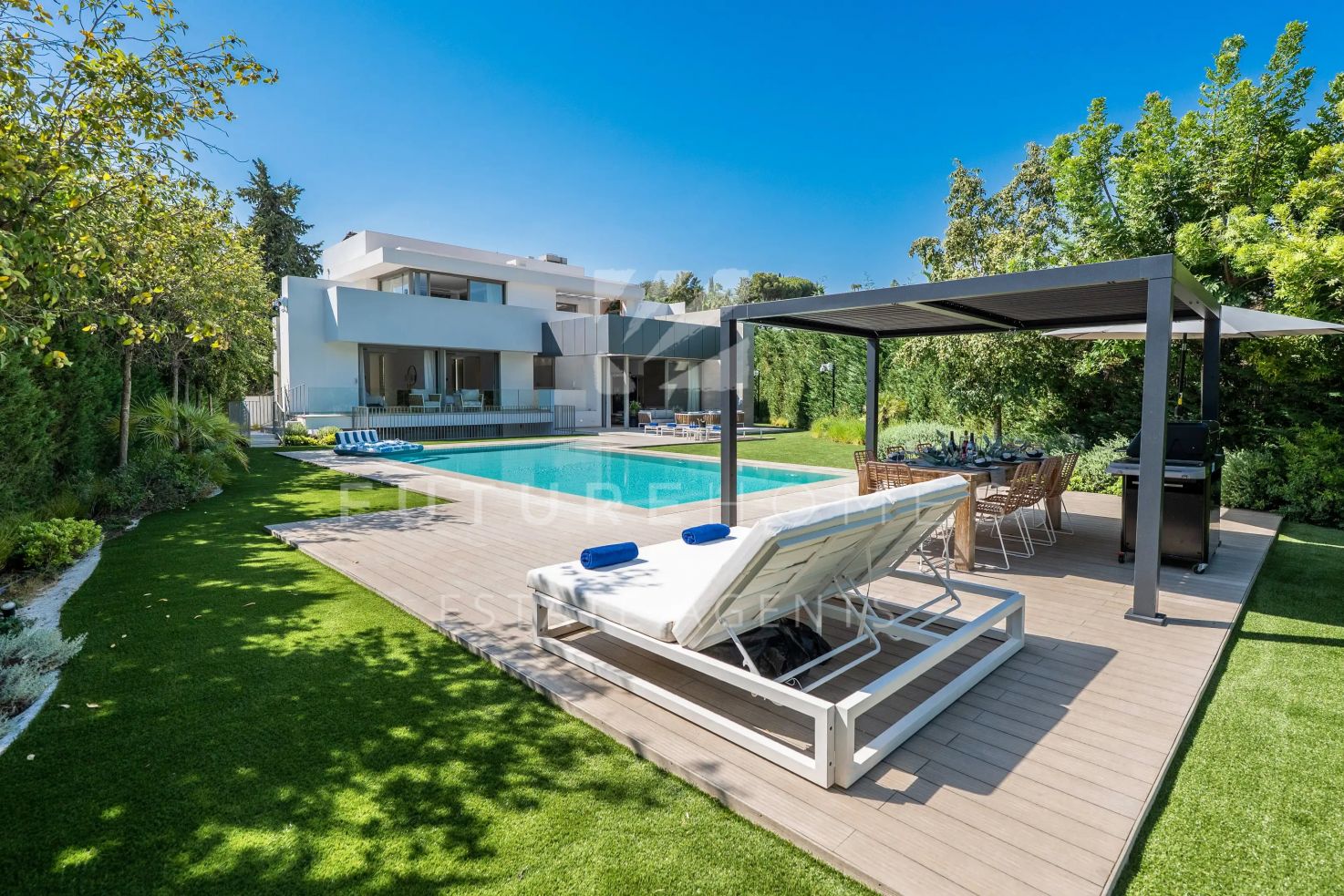 Fantastica villa moderna en venta en El Paraiso, Estepona
