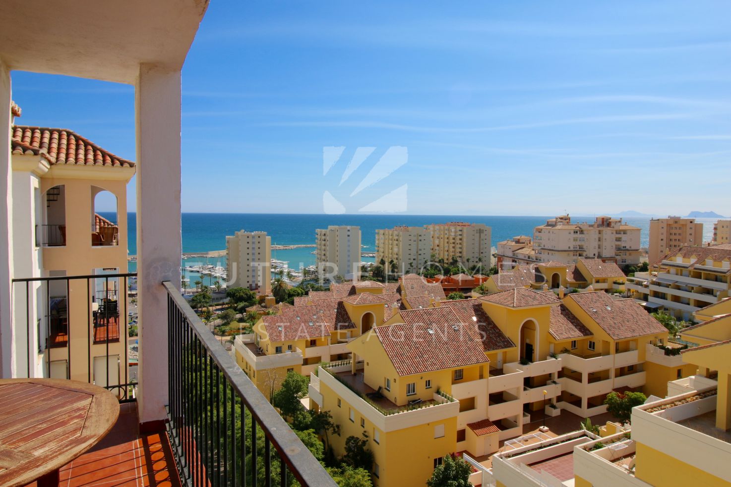 http://www.futurehomesspain.com/en-286-00160P_apartment-estepona.html