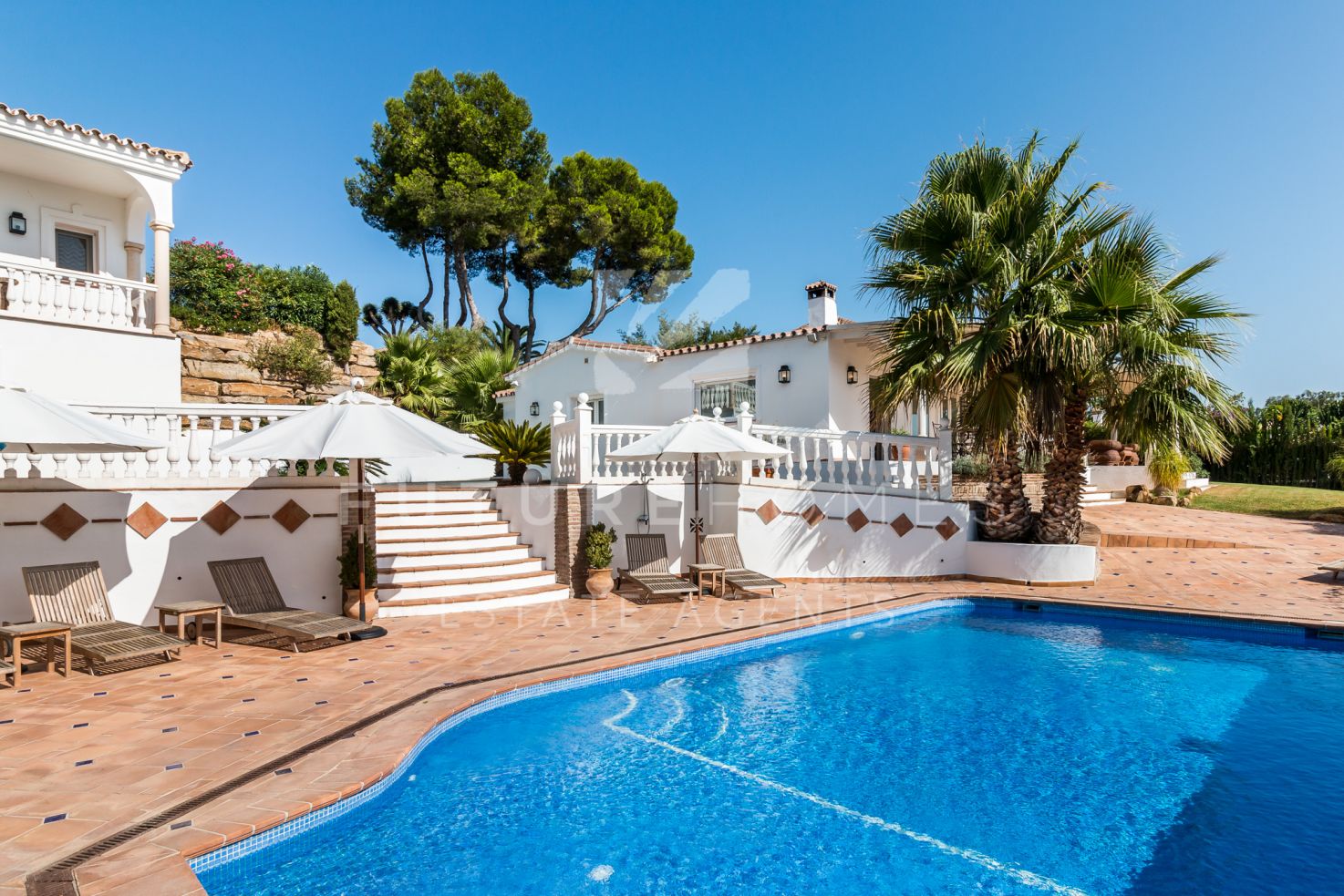 http://www.futurehomesspain.com/en-286-00152P_villa-el+paraiso-estepona.html