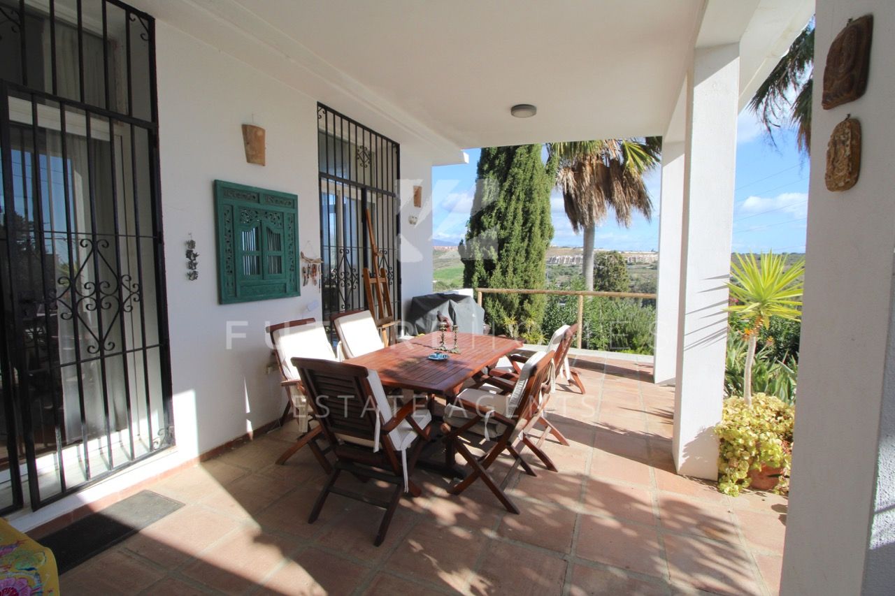 http://www.futurehomesspain.com/en-286-00191P_villa-estepona+golf-estepona.html