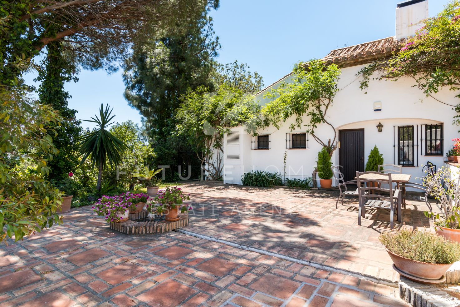 http://www.futurehomesspain.com/en-286-00179P_villa-los+reales+-+sierra+estepona-estepona.html
