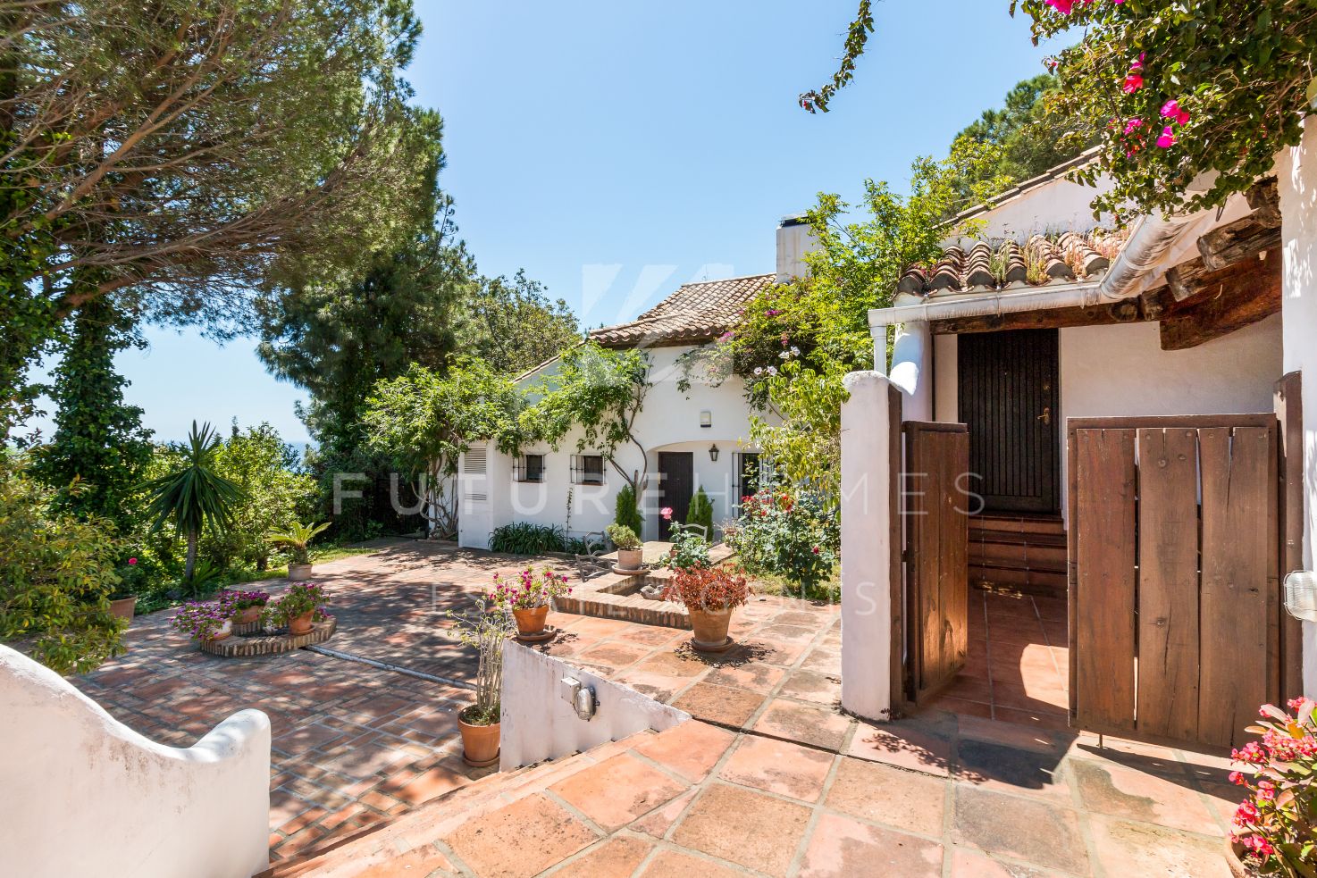 http://www.futurehomesspain.com/en-286-00179P_villa-los+reales+-+sierra+estepona-estepona.html