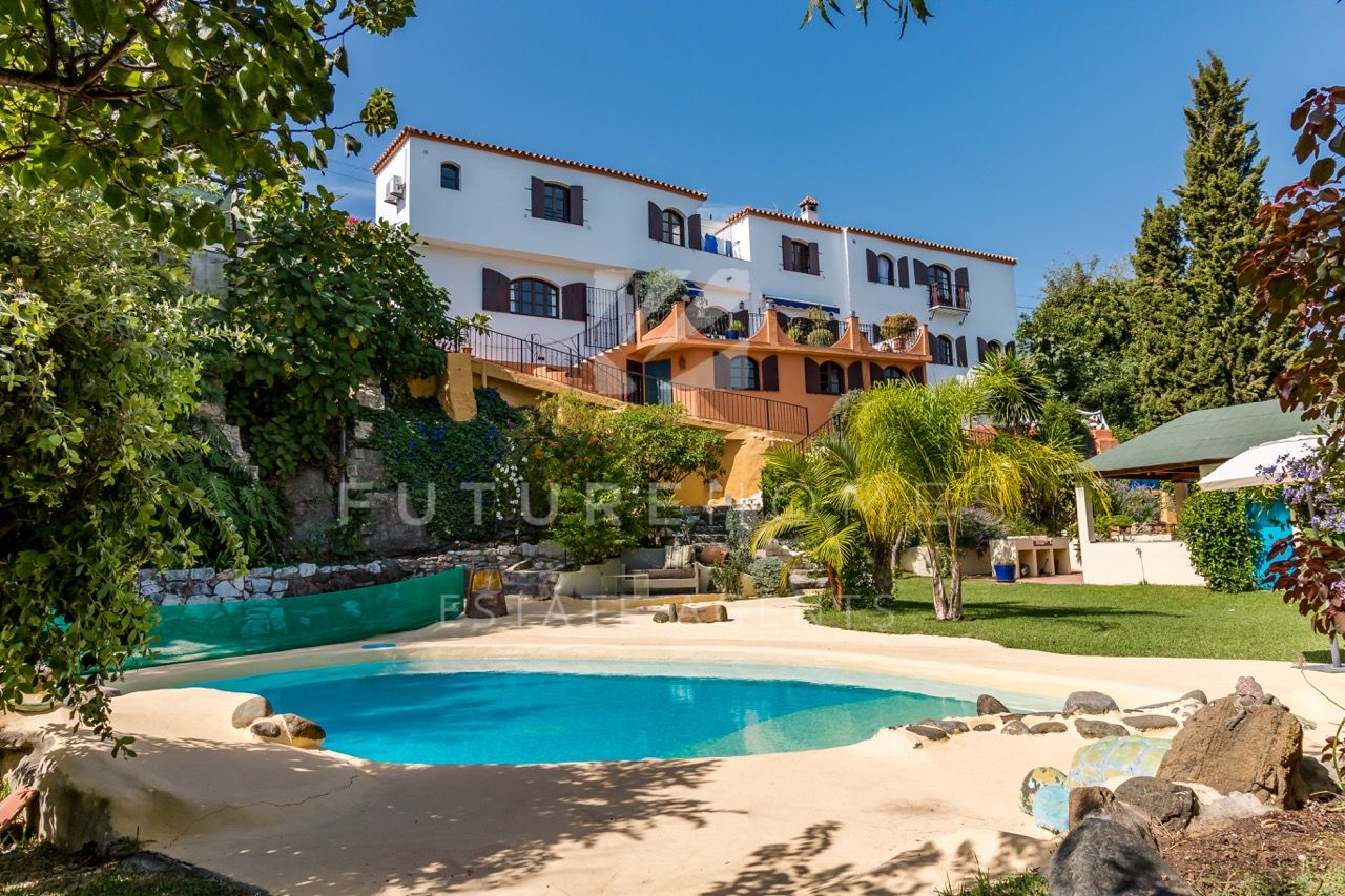 http://www.futurehomesspain.com/en-286-00076P_villa-el+padron-estepona.html
