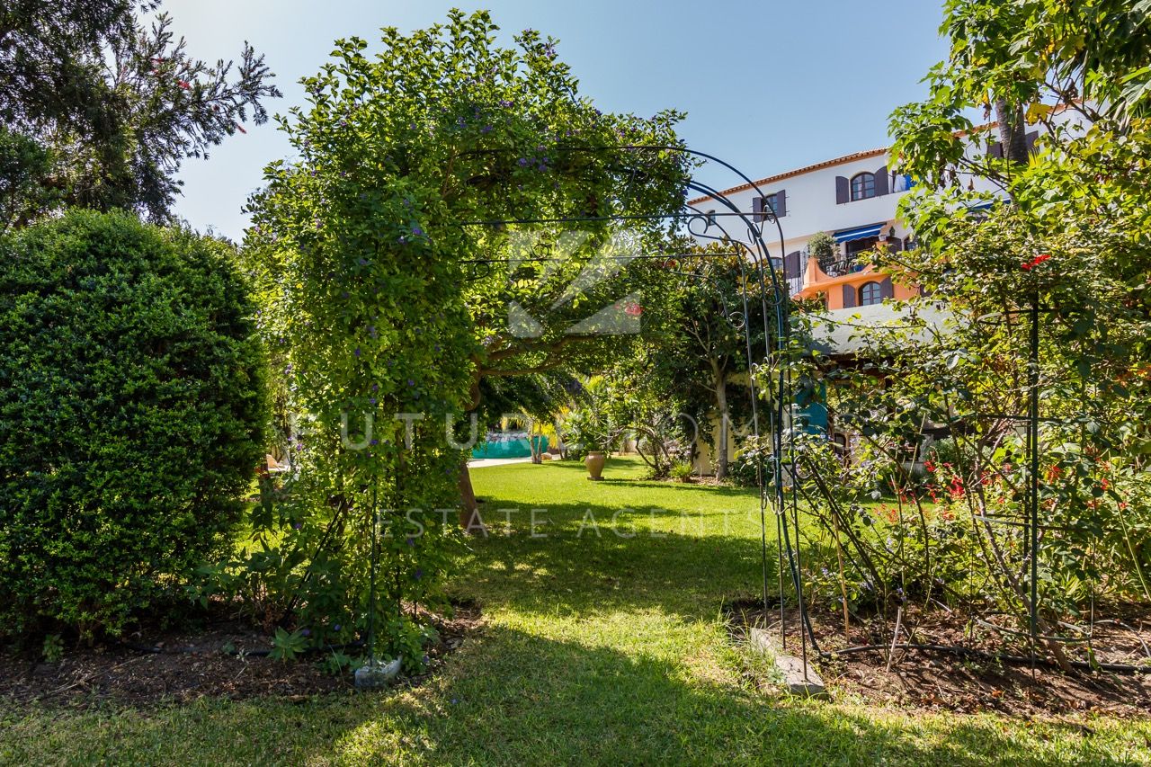http://www.futurehomesspain.com/en-286-00076P_villa-el+padron-estepona.html
