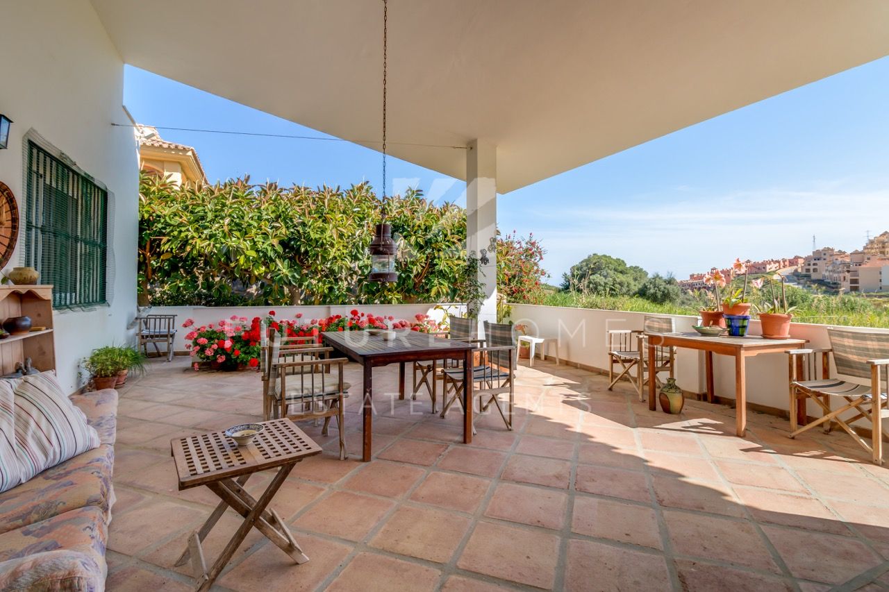 http://www.futurehomesspain.com/en-286-00324P_villa-valle+romano-estepona.html