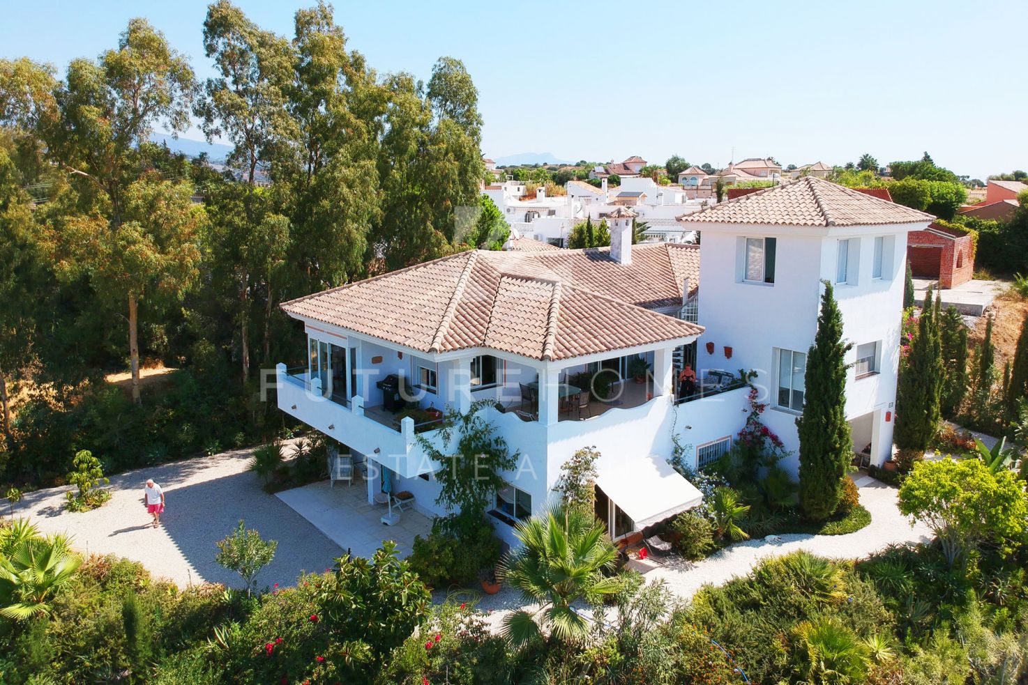 http://www.futurehomesspain.com/en-286-00328P_villa-puerto+romano-estepona.html