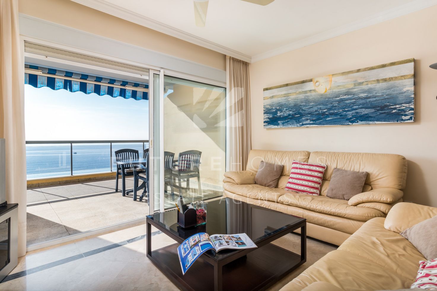 ABSOLUTE FRONTLINE BEACH - 3 bedroom apartment in the prestigious El Coral urbanisation near Estepona port!
