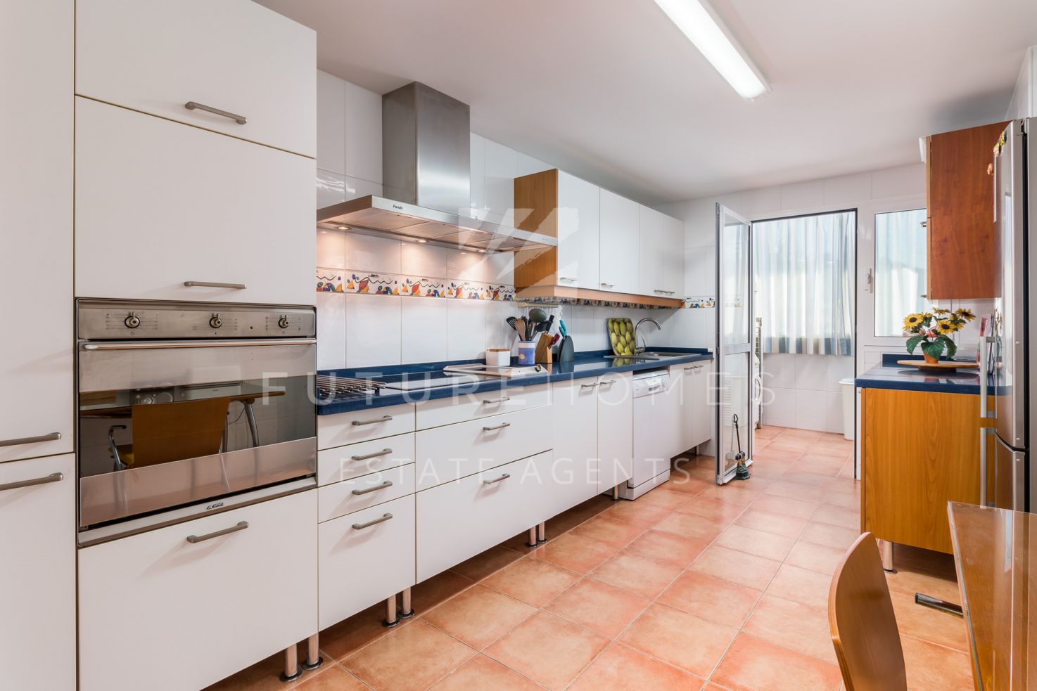 ABSOLUTE FRONTLINE BEACH - 3 bedroom apartment in the prestigious El Coral urbanisation near Estepona port!