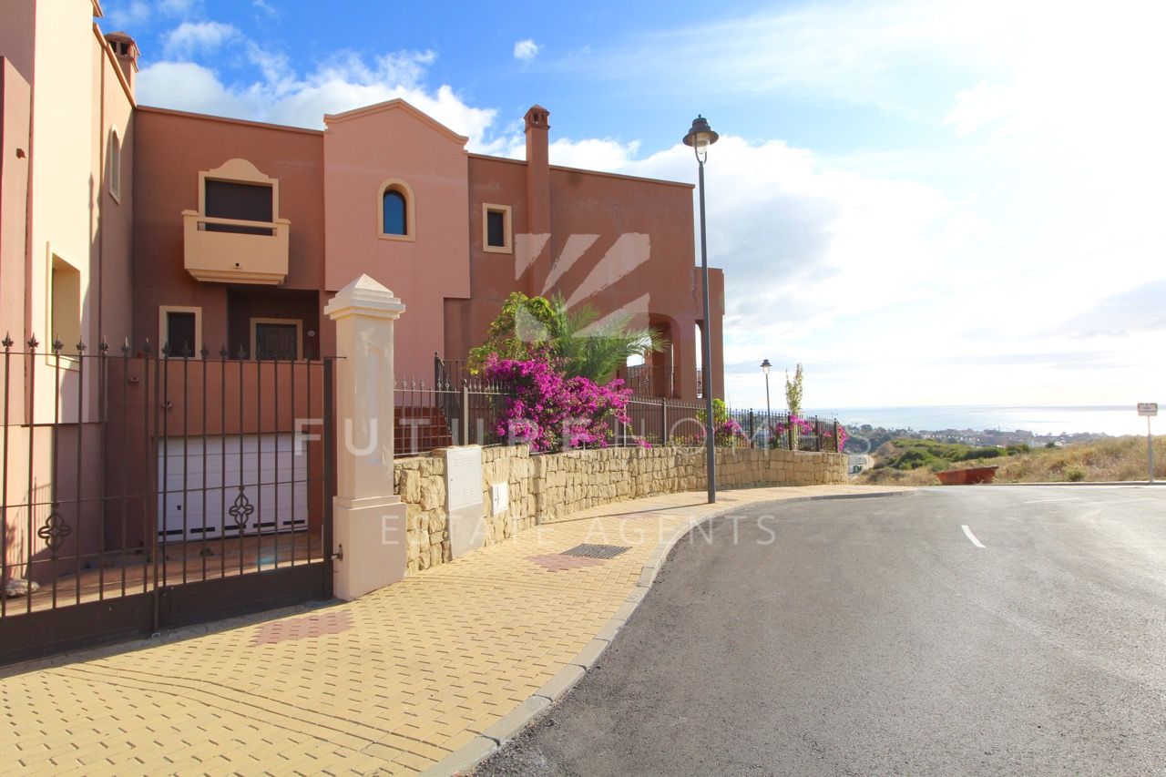 http://www.futurehomesspain.com/en-286-00349P_town+house-estepona.html