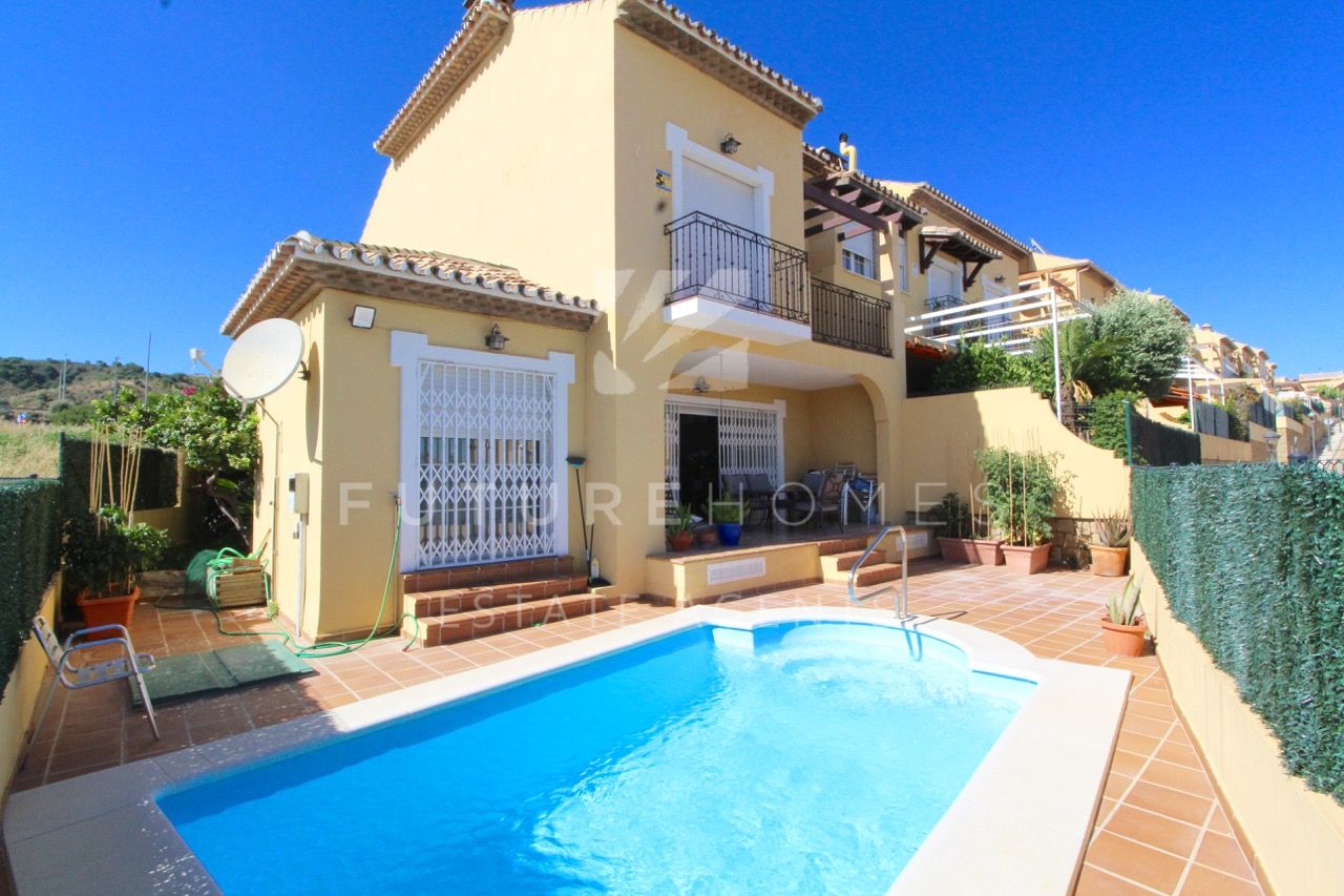 http://www.futurehomesspain.com/en-286-00374P_town+house-estepona.html