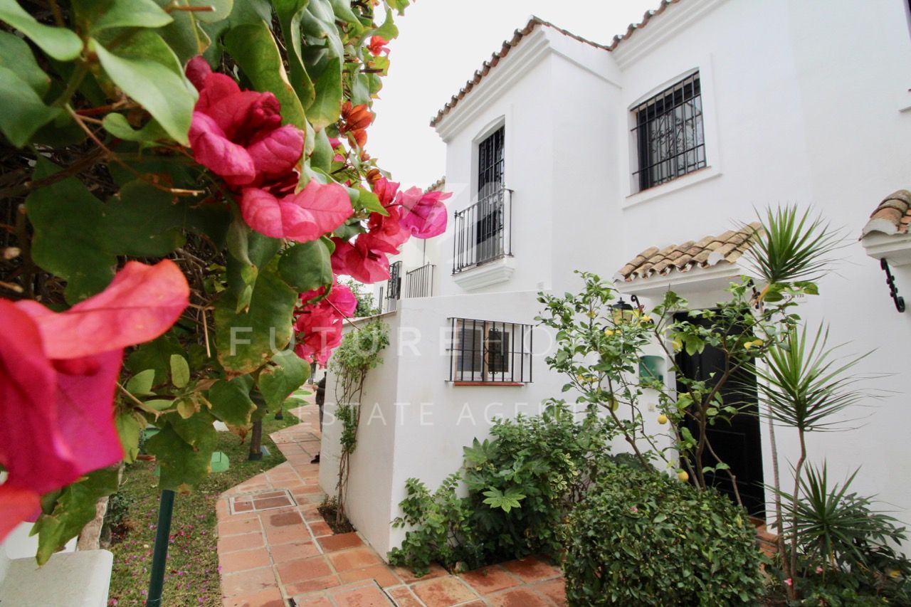 http://www.futurehomesspain.com/en-286-00361P_town+house-estepona.html