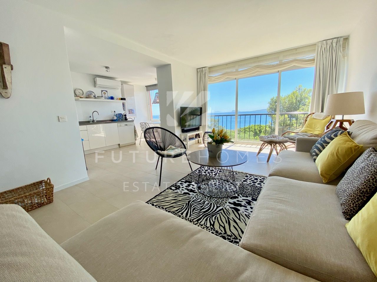 http://www.futurehomesspain.com/en-286-00384P_apartment-estepona+playa-estepona.html