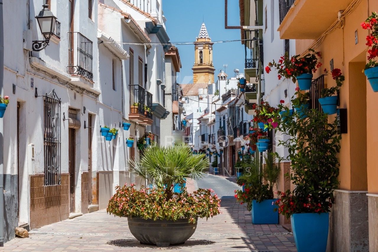 http://www.futurehomesspain.com/en-286-00254P_apartment-estepona.html