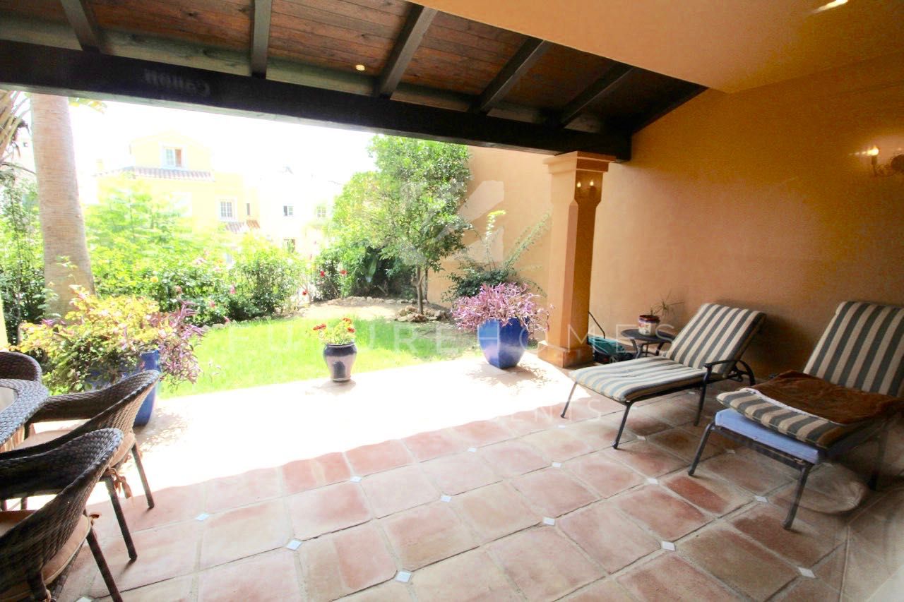 http://www.futurehomesspain.com/en-286-00253P_town+house-estepona.html