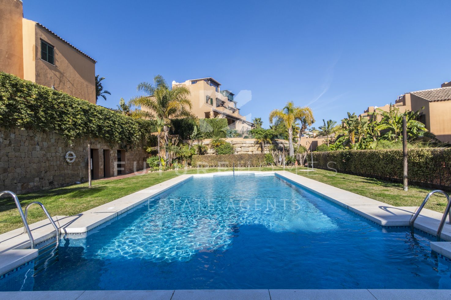 http://www.futurehomesspain.com/es-286-00253P_adosado-estepona.html