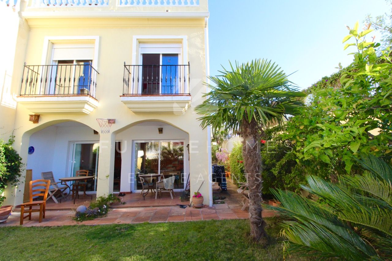 http://www.futurehomesspain.com/es-286-00298P_adosado-estepona.html