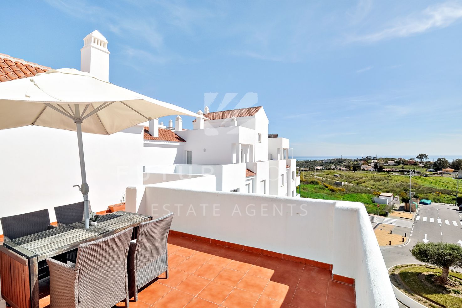 http://www.futurehomesspain.com/en-286-00291P_penthouse-valle+romano-estepona.html