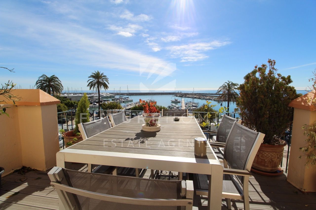 http://www.futurehomesspain.com/en-286-00205P_town+house-estepona.html