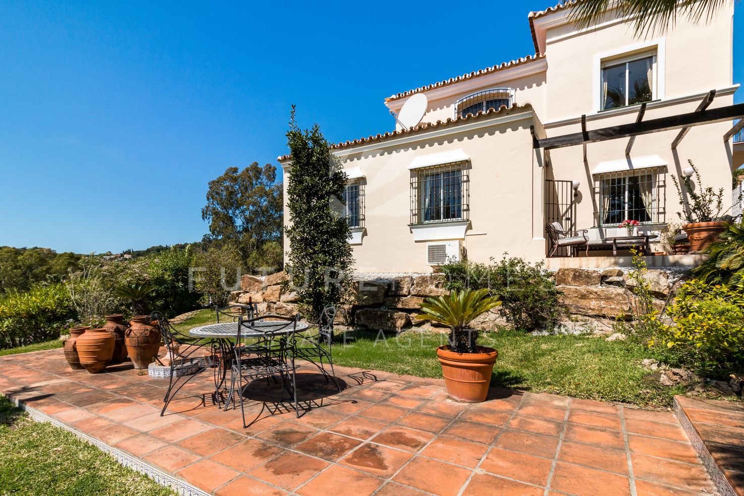 http://www.futurehomesspain.com/en-286-00211P_villa-estepona.html