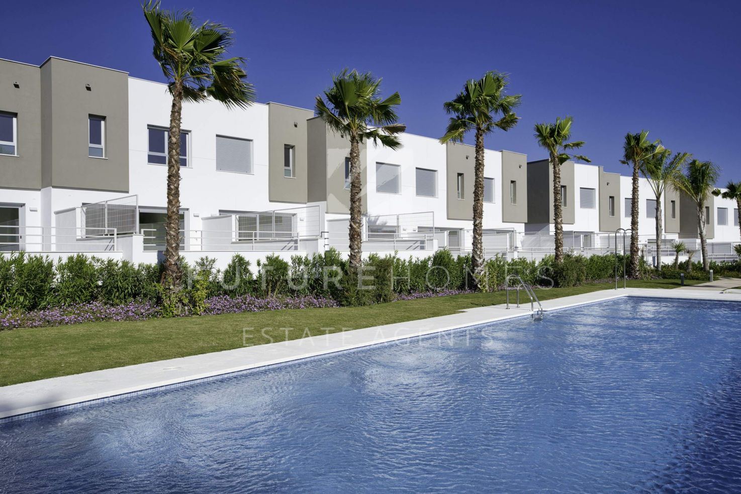New built modern townhouses for an amazing value on front line golf community just ten minutes from Estepona!