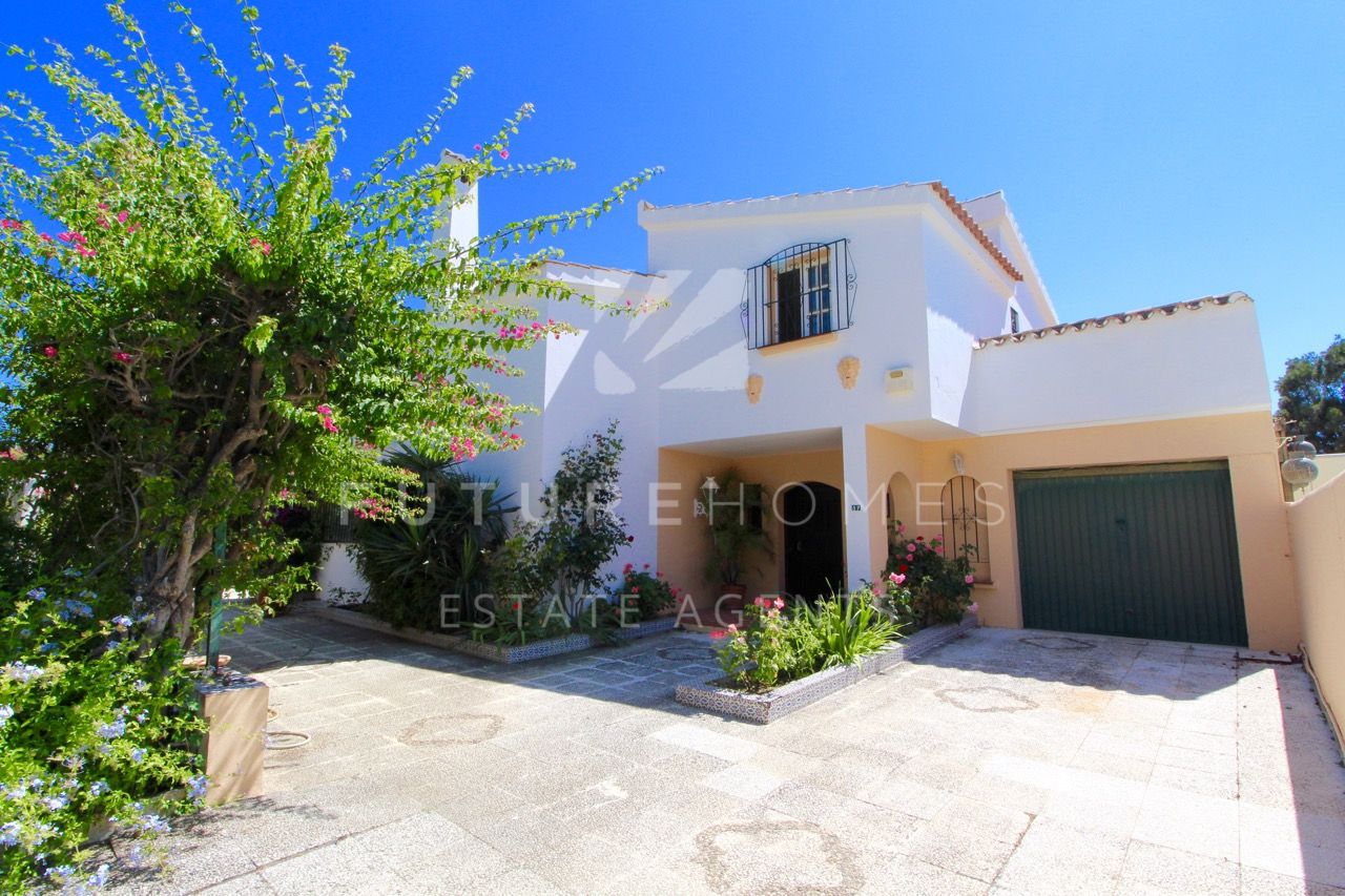 http://www.futurehomesspain.com/es-286-00235P_villa-estepona.html