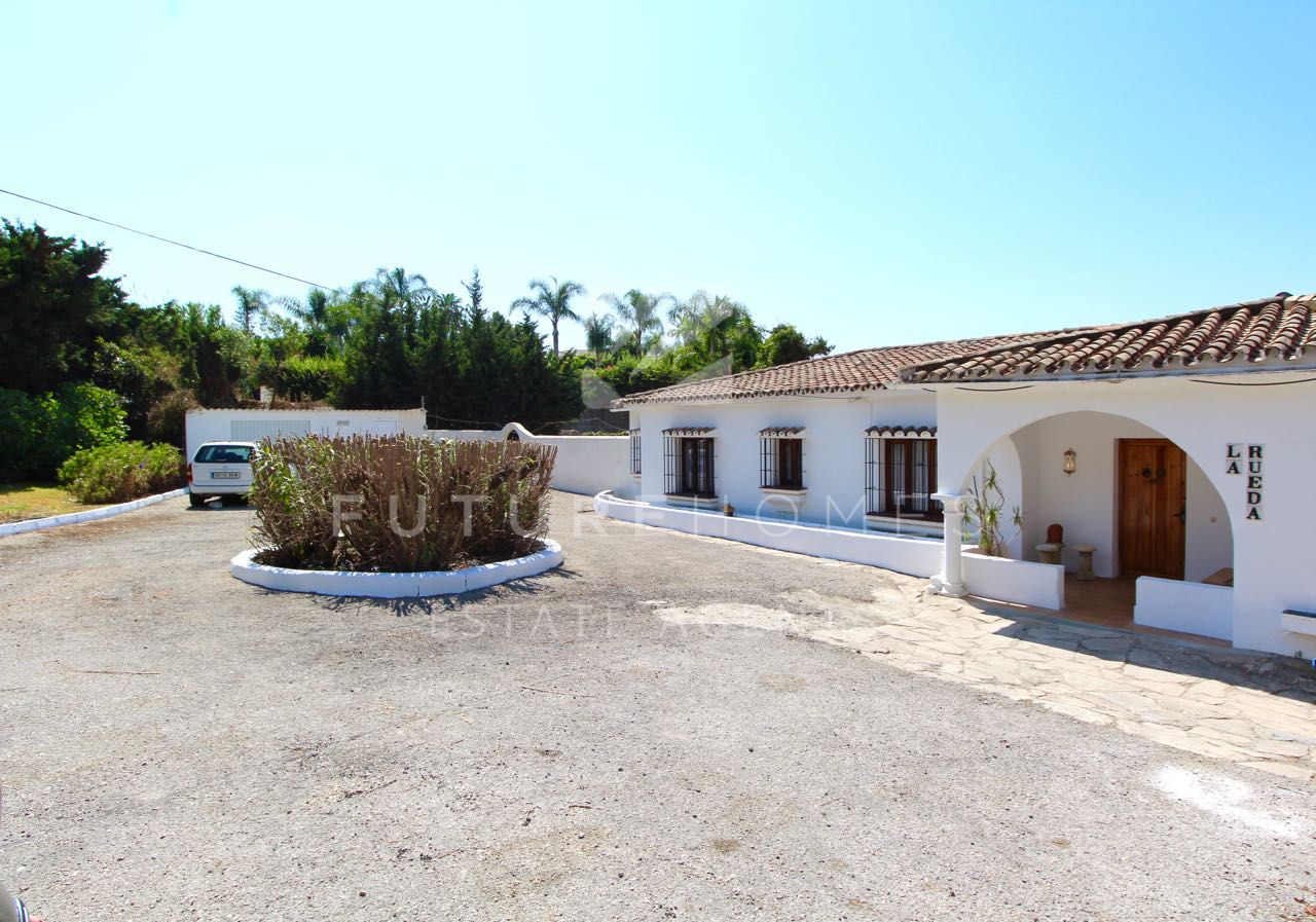 http://www.futurehomesspain.com/en-286-00247P_villa-estepona.html
