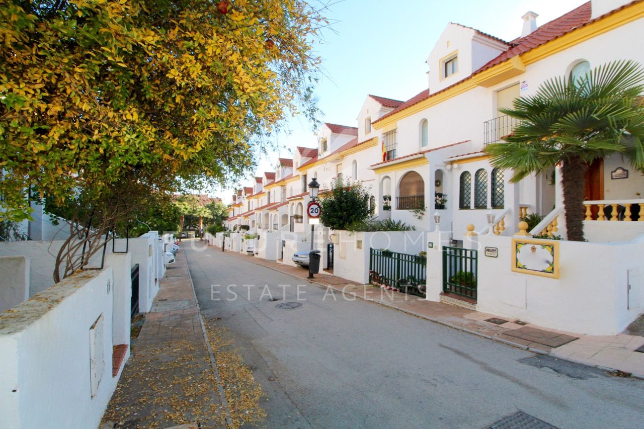http://www.futurehomesspain.com/en-286-00275P_town+house-estepona.html