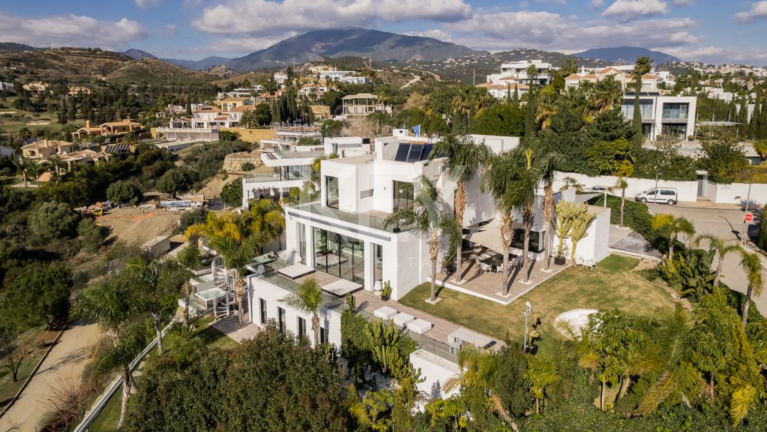 Luxury and modern villa for short rent in La Alqueria, Benahavis