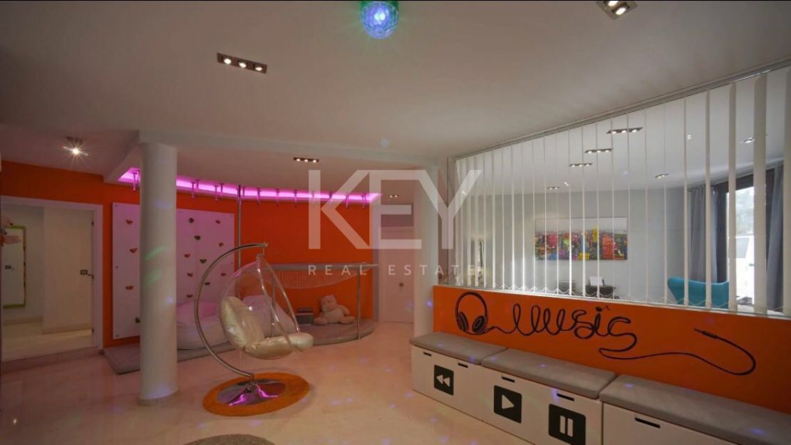 Villa Twilight: Modern and Spacious Villa for Holiday Rentals in Nueva Andalucia, Marbella