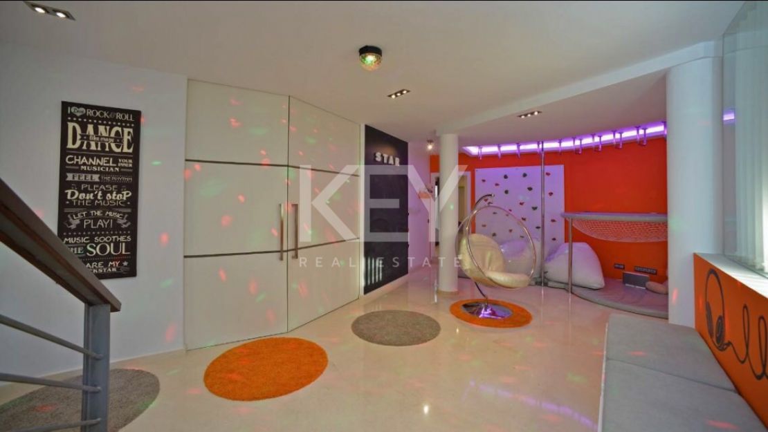 Villa Twilight: Modern and Spacious Villa for Holiday Rentals in Nueva Andalucia, Marbella