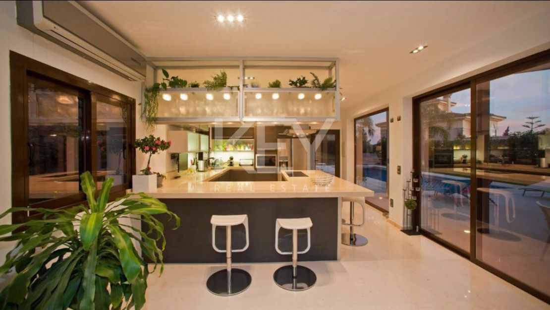 Villa Twilight: Modern and Spacious Villa for Holiday Rentals in Nueva Andalucia, Marbella