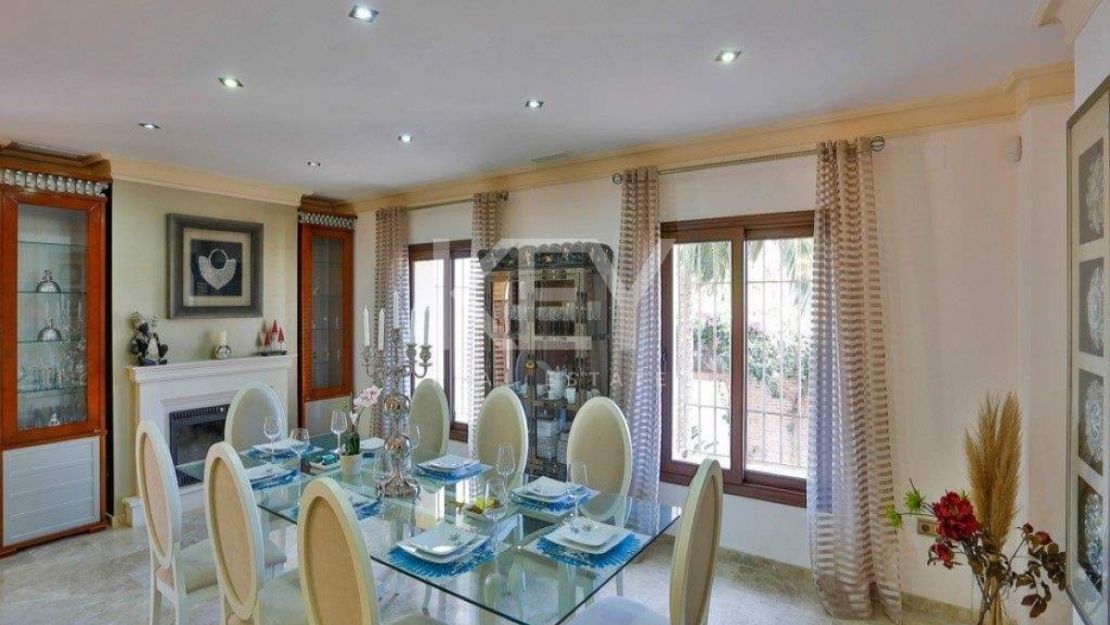 Villa Yellow: spacious retreat for large groups in Casablanca Beach, Marbella