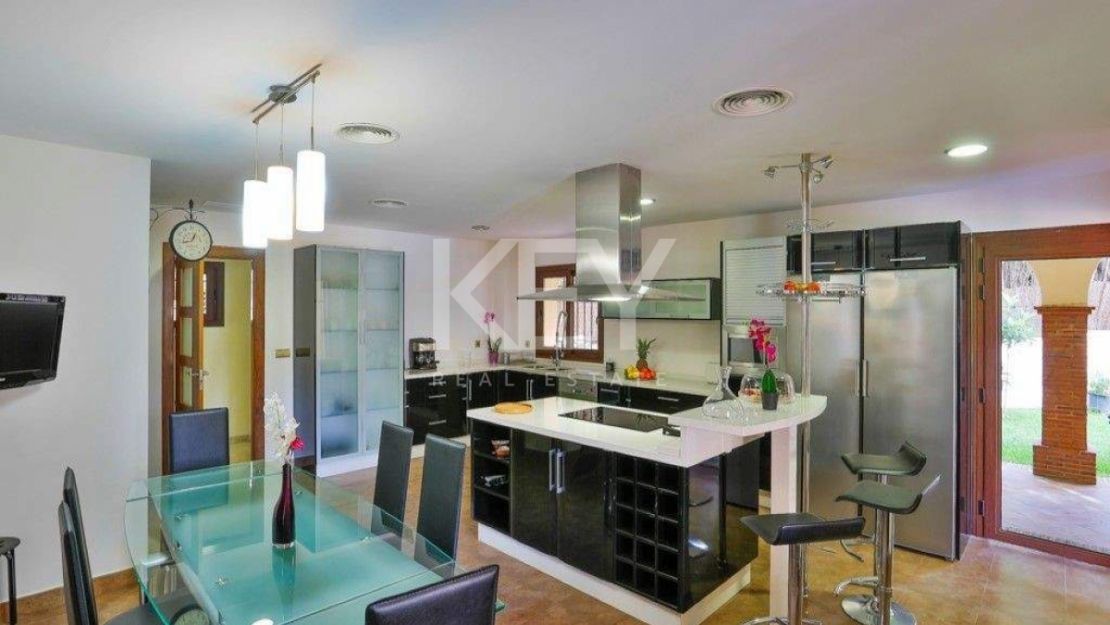 Villa Yellow: spacious retreat for large groups in Casablanca Beach, Marbella