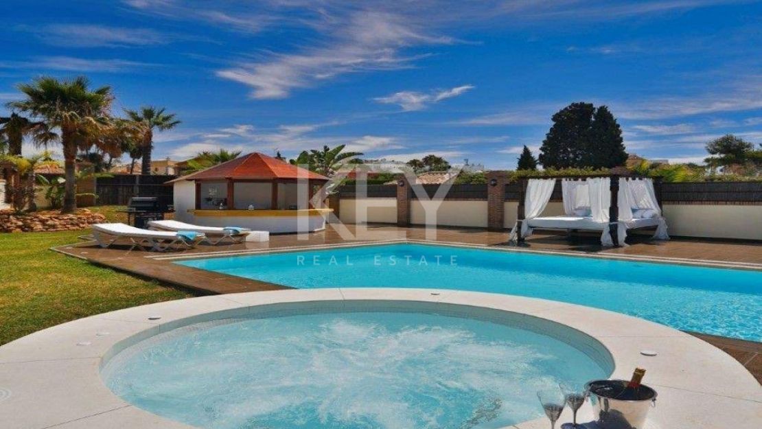 Villa Yellow: spacious retreat for large groups in Casablanca Beach, Marbella
