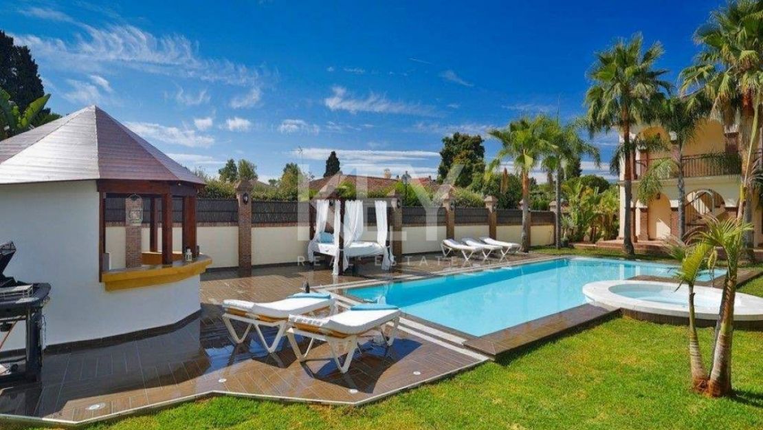 Villa Yellow: spacious retreat for large groups in Casablanca Beach, Marbella