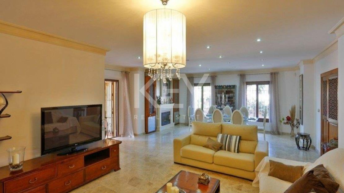 Villa Yellow: spacious retreat for large groups in Casablanca Beach, Marbella