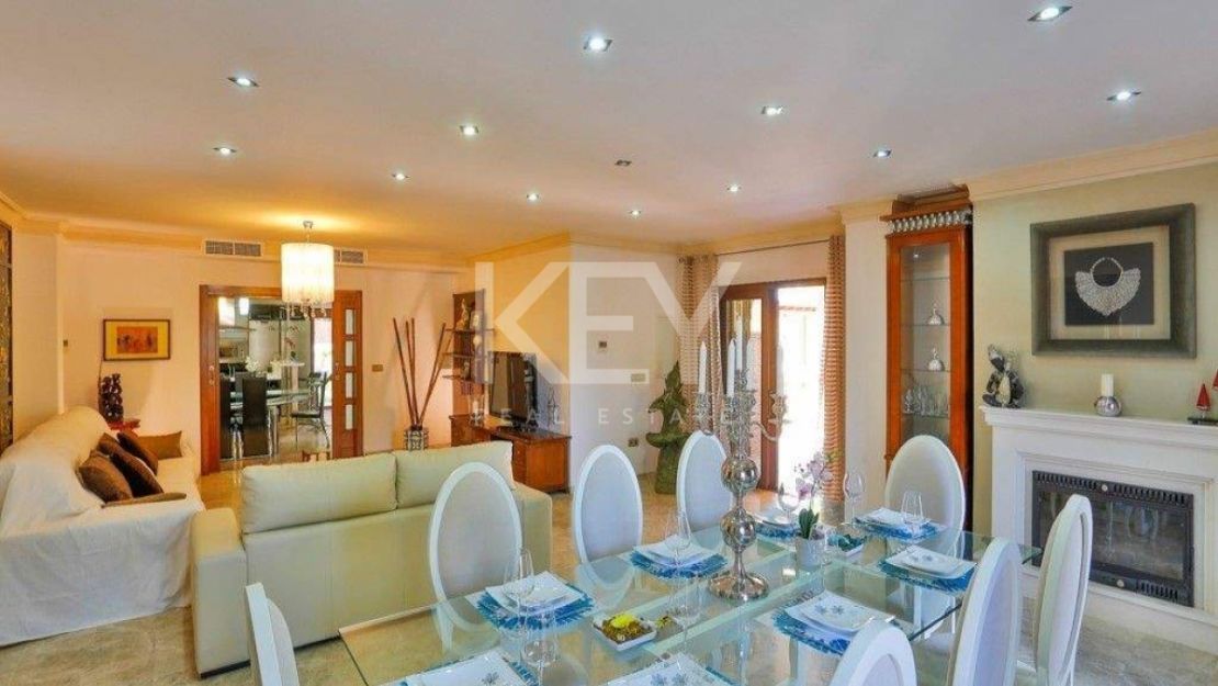 Villa Yellow: spacious retreat for large groups in Casablanca Beach, Marbella