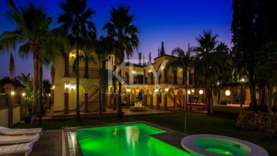 Villa Yellow: spacious retreat for large groups in Casablanca Beach, Marbella