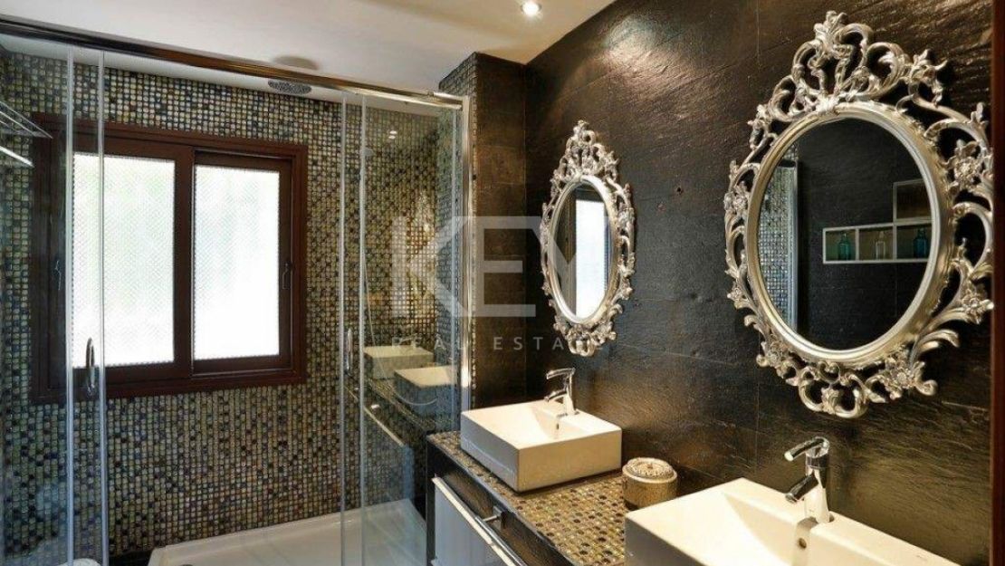 Villa Yellow: spacious retreat for large groups in Casablanca Beach, Marbella