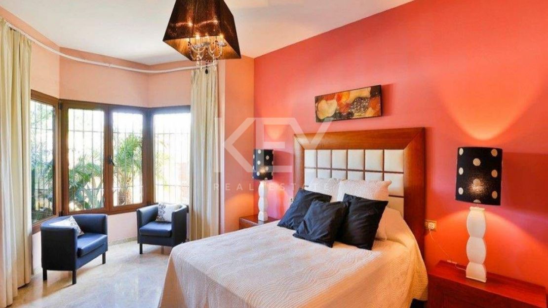 Villa Yellow: spacious retreat for large groups in Casablanca Beach, Marbella