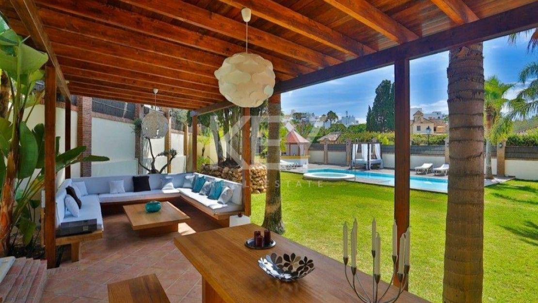 Villa Yellow: spacious retreat for large groups in Casablanca Beach, Marbella