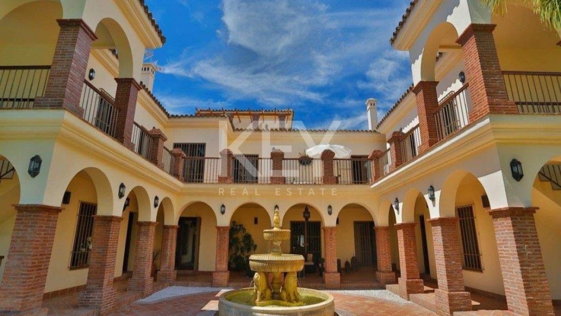 Villa Yellow: spacious retreat for large groups in Casablanca Beach, Marbella