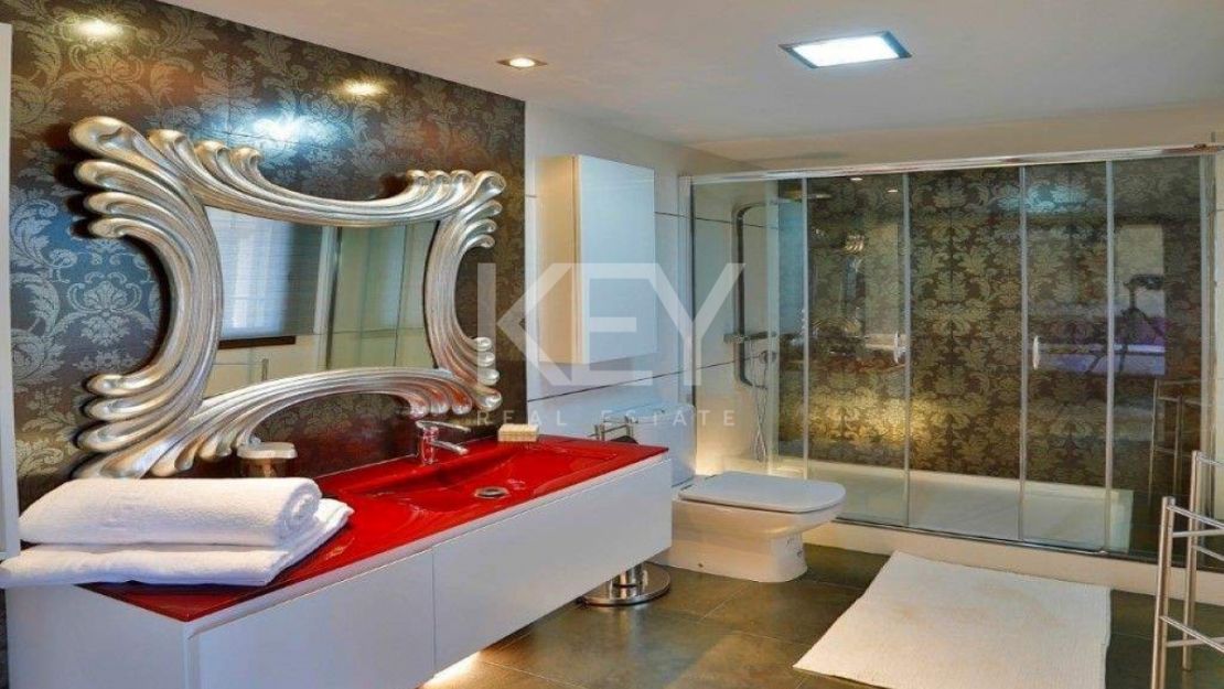 Villa Yellow: spacious retreat for large groups in Casablanca Beach, Marbella