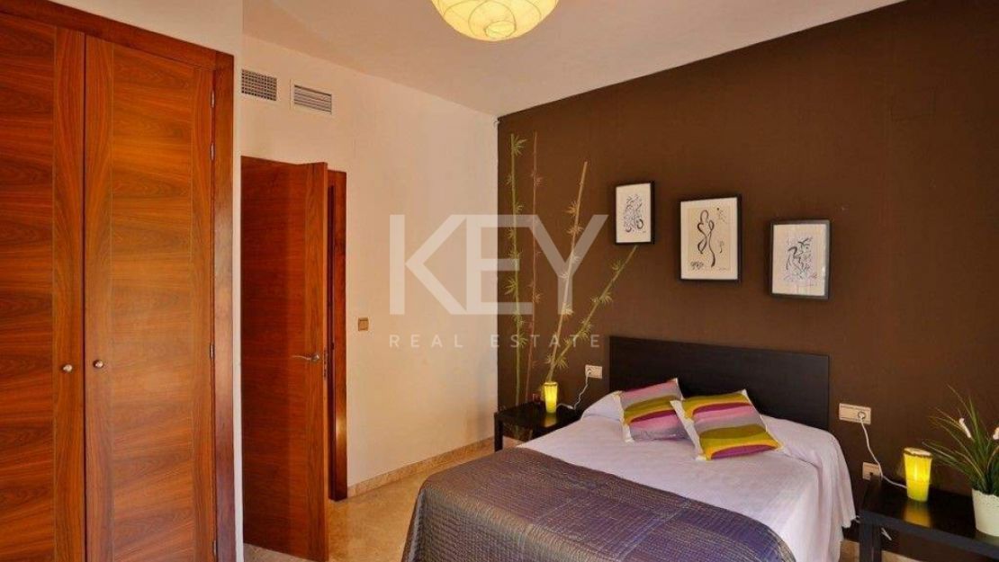Villa Yellow: spacious retreat for large groups in Casablanca Beach, Marbella