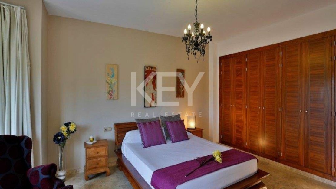 Villa Yellow: spacious retreat for large groups in Casablanca Beach, Marbella