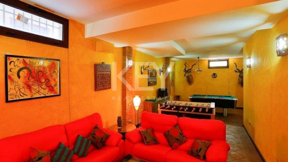 Villa Yellow: spacious retreat for large groups in Casablanca Beach, Marbella