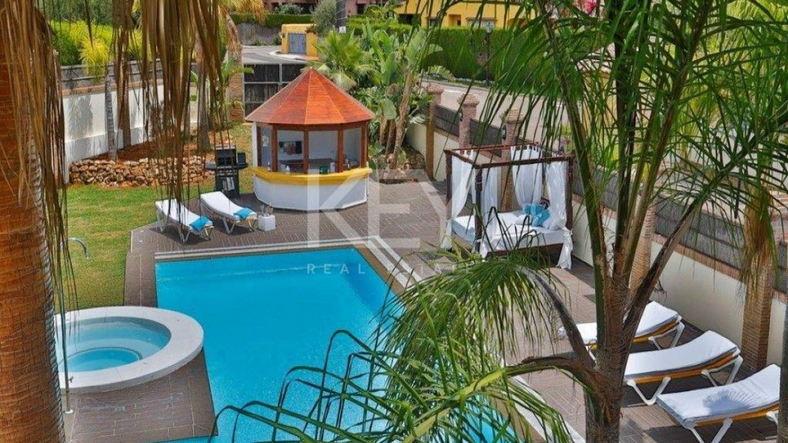 Villa Yellow: spacious retreat for large groups in Casablanca Beach, Marbella
