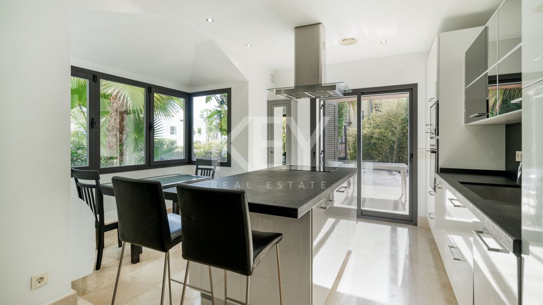 Modern villa in Altos de Puente Romano, Golden Mile